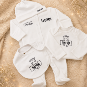 Das erste Outfit – personalisiert mit Babynamen